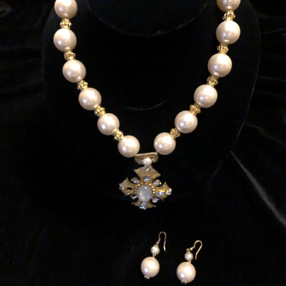 Another pearl necklace set